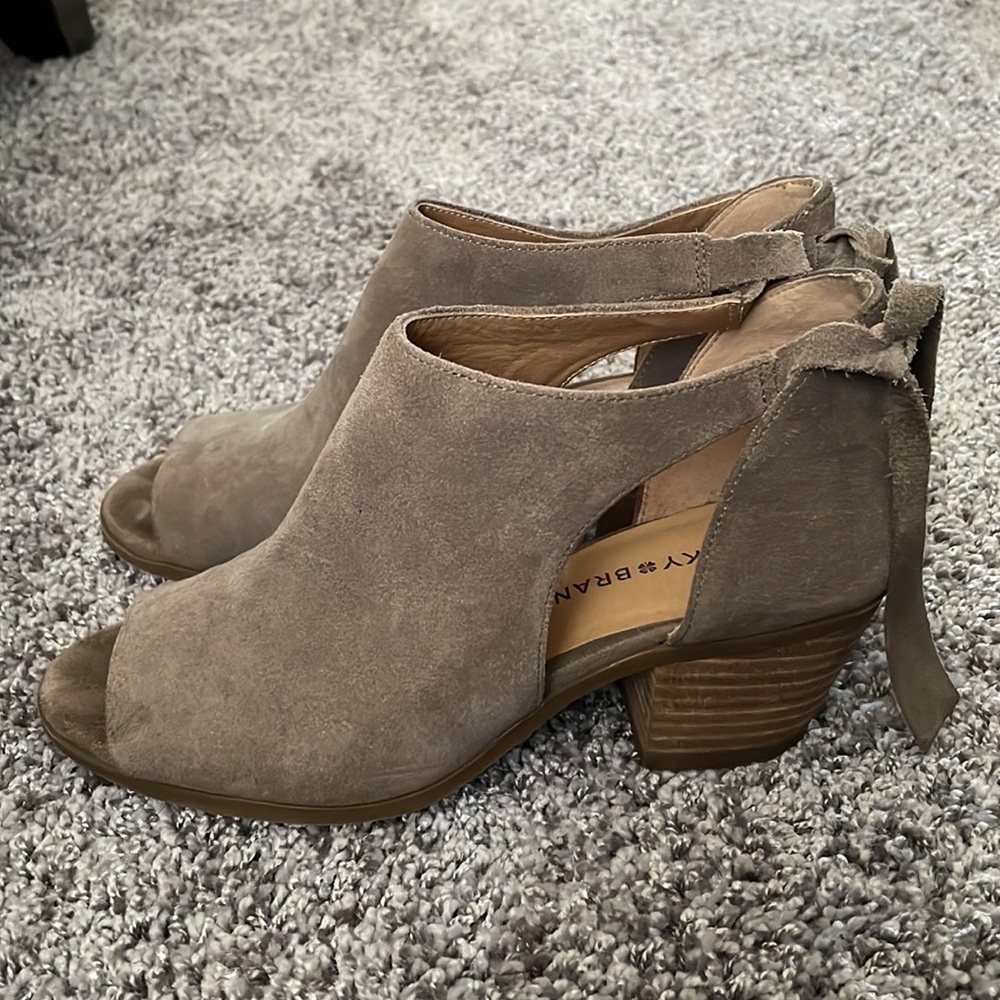 Lucky Brand Size 8 gray suede shoes